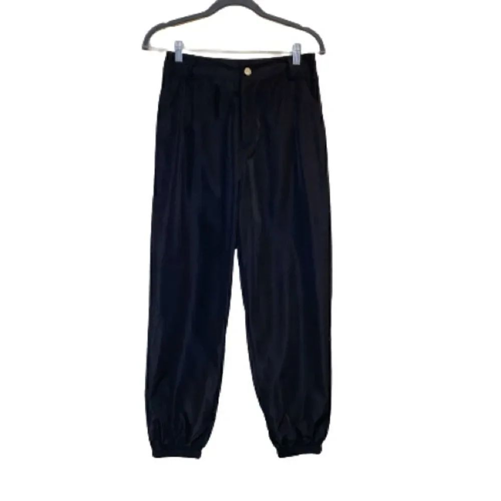 Romwe NWT black high waisted pants with elastic ankles size M (US6)